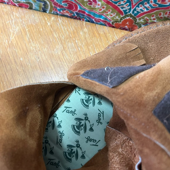 Taos Womens Tan Moccasin Boots With Silver Concho Accents - Picture 5 of 6